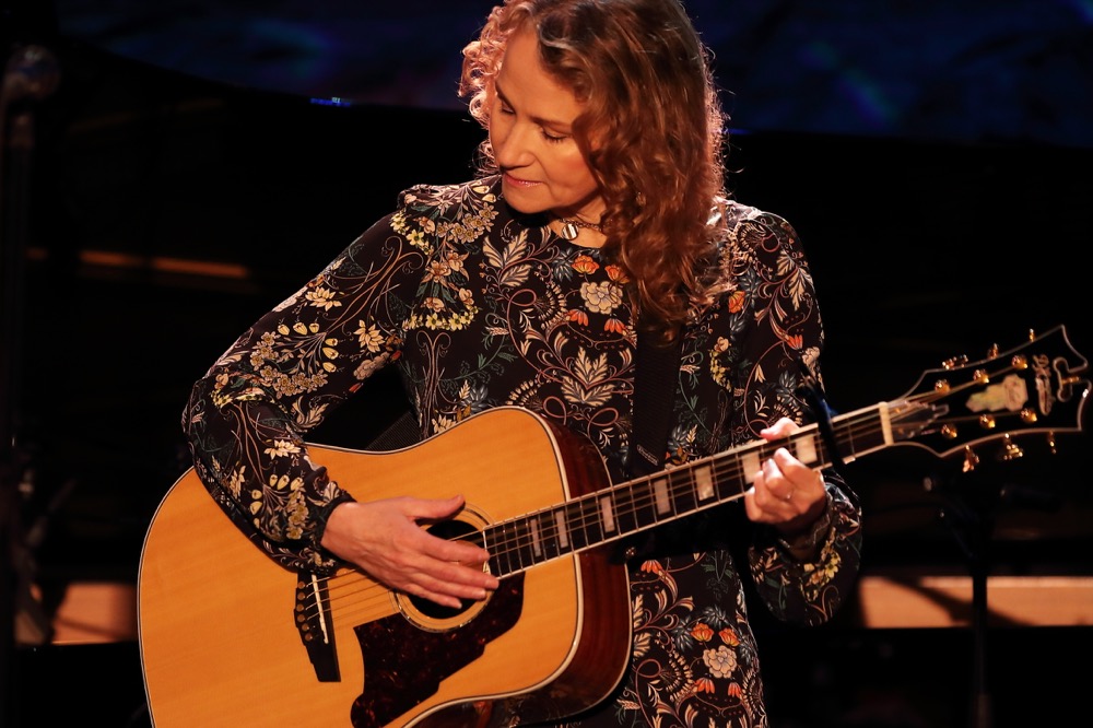 JOAN OSBORNE SINGS