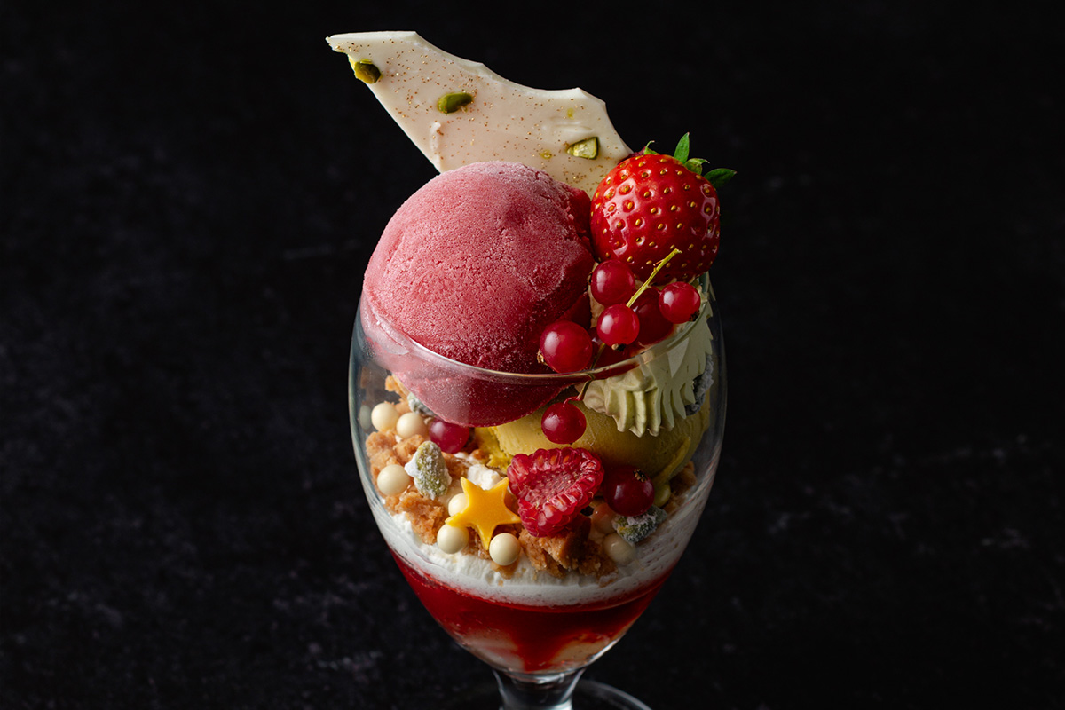 赤いベリーとピスタチオのパフェ