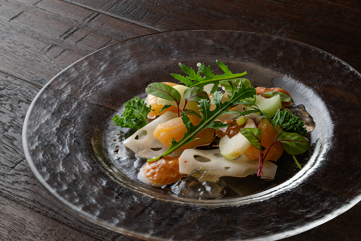 帆立貝の自家製スモーク 蓮根のピクルス ライムジュレと塩漬け胡椒のオイル